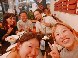 現地で出会った人たちとのラーメン屋