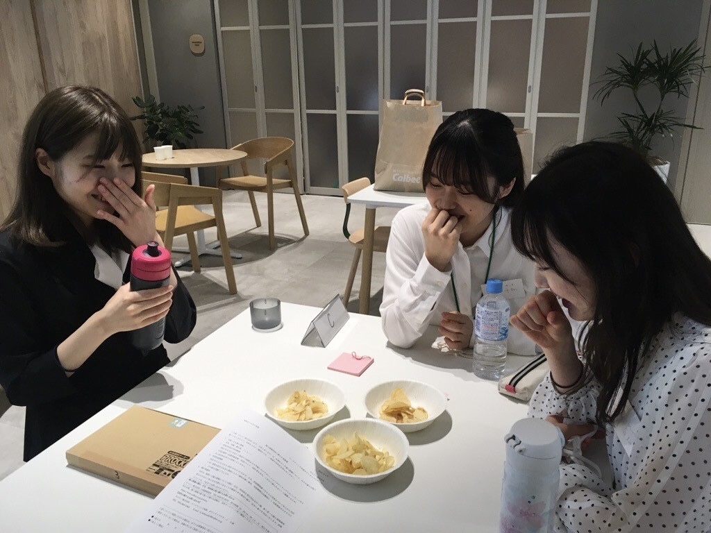 カルビー株式会社とのプロジェクト活動（画像の中央） (2)