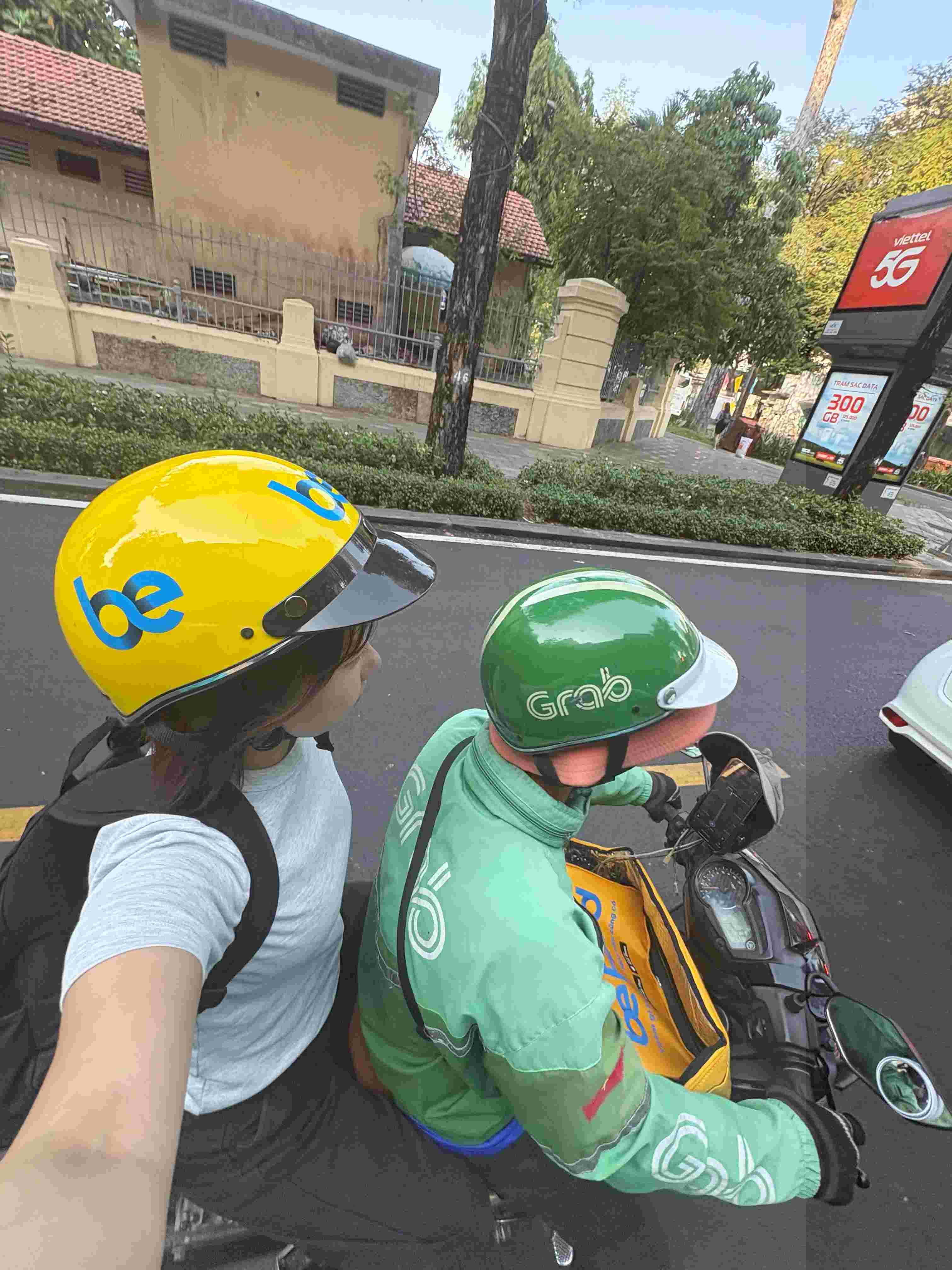 GrabなのにBee(他者配車サービス)のヘルメット
