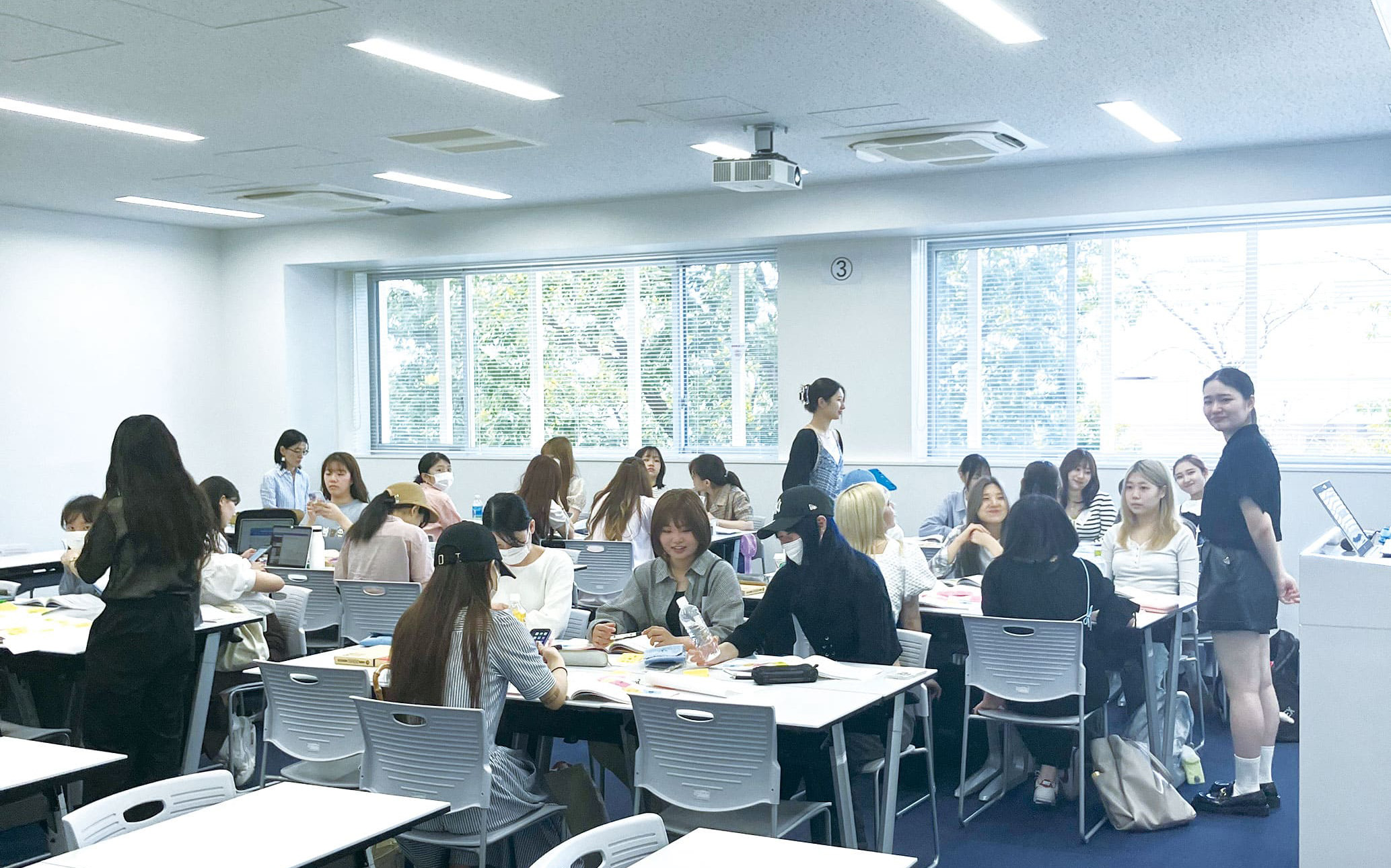 ビジ_トピックス_学科トピックTA差し替え写真2
