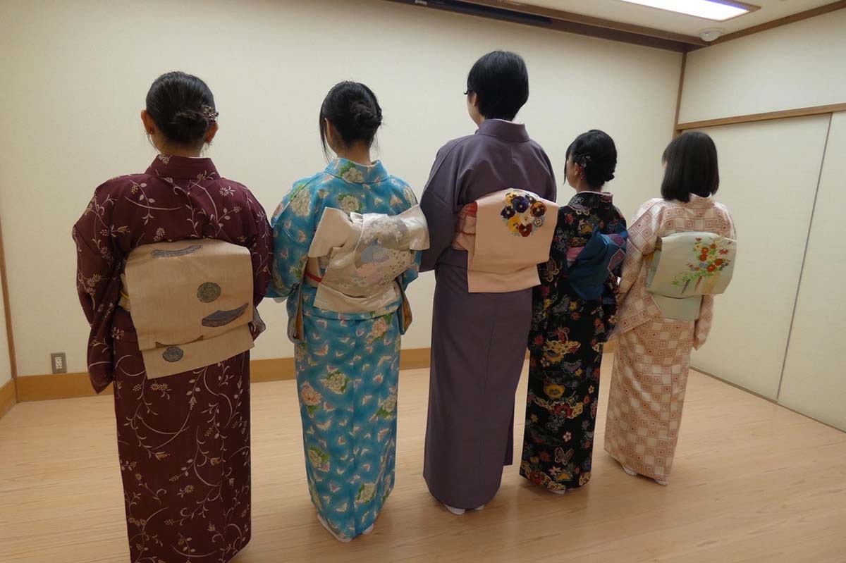 礼や着付けを仲間と学ぶ01