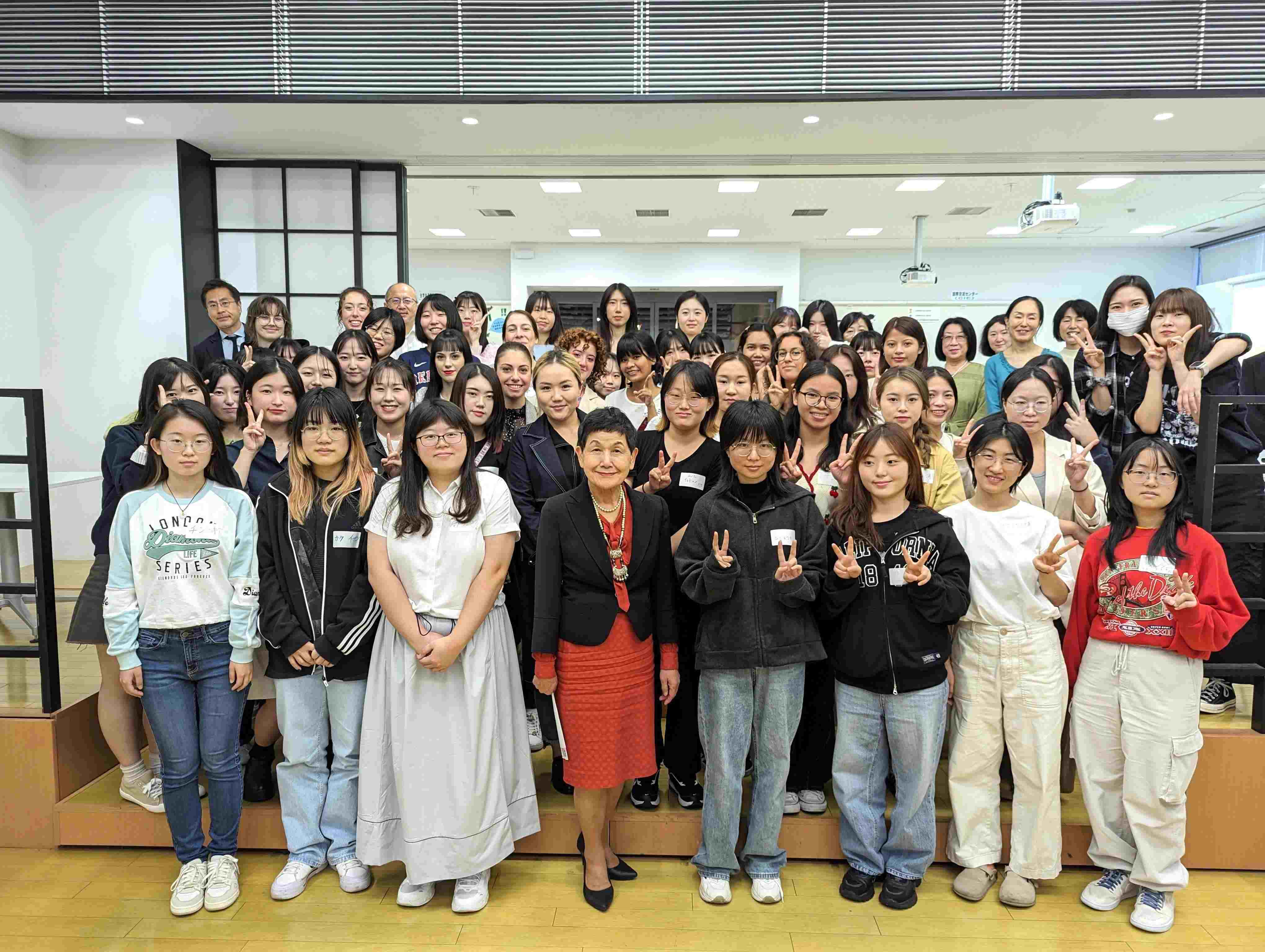 女子大学　集合写真 2023年度後期・新入留学生の歓迎会を実施しました。｜昭和女子大学